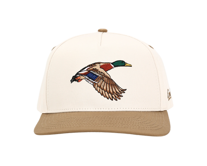 Cap with a duck design on a beige and brown background